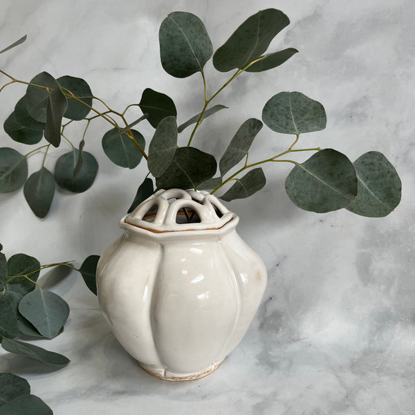 AFBV5 White Ceramic Vase with Flower Brick