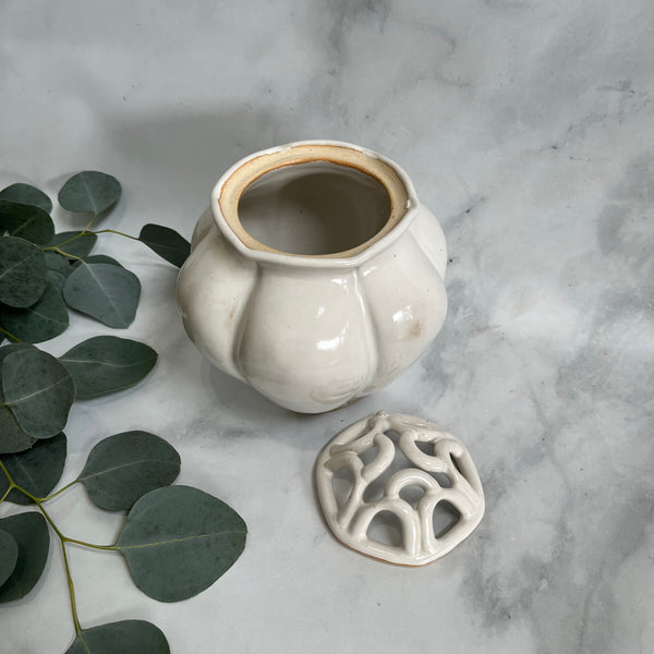 AFBV5 White Ceramic Vase with Flower Brick